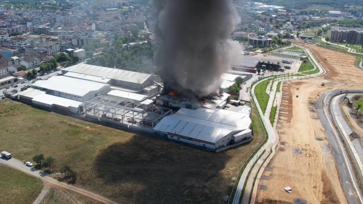 SON DAKİKA... Arnavutköy'de fabrikada yangın haber görseli