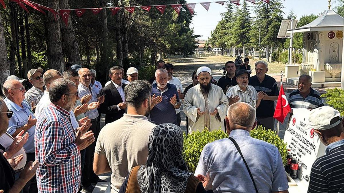 15 Temmuz kahramanı şehit Ömer Halisdemir'in kabrine ziyaretçi akını: Böyle bir kahraman unutulmaz haber görseli