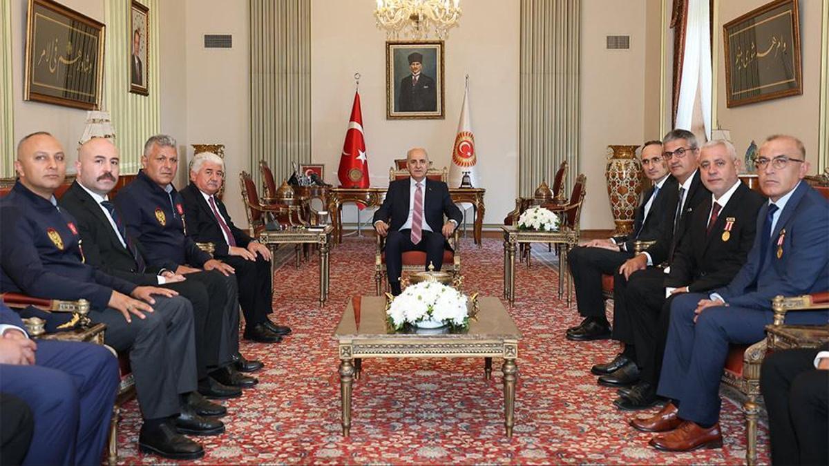 TBMM Başkanı Numan Kurtulmuş, 15 Temmuz gazilerine teşekkür beratlarını takdim ediyor.