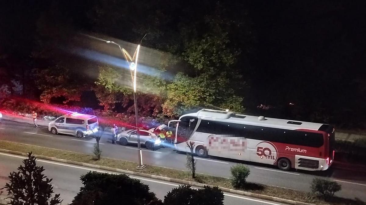 Polis aracına çarpan yolcu otobüsünün şoförü alkollü çıktı haber görseli