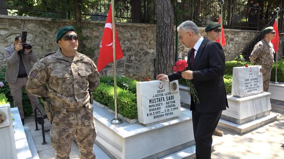 Bursa’da 15 Temmuz etkinlikleri şehitlik ziyaretiyle başladı haber görseli