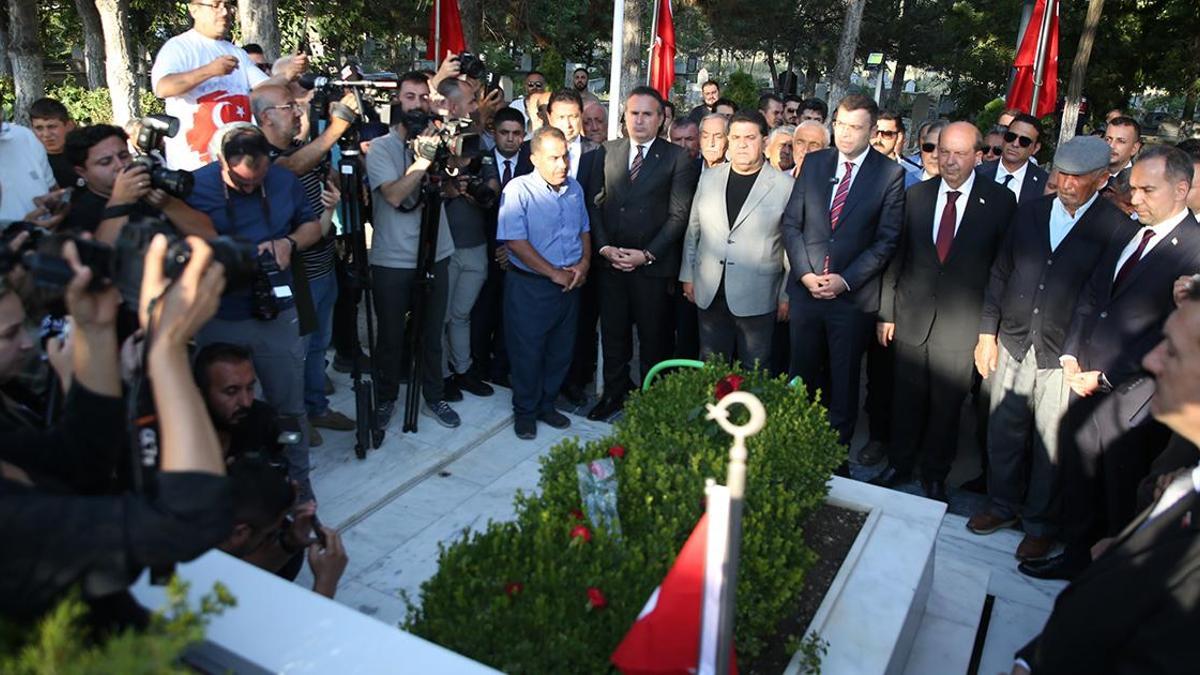 15 Temmuz'un kahramanı Ömer Halisdemir kabri başında anıldı