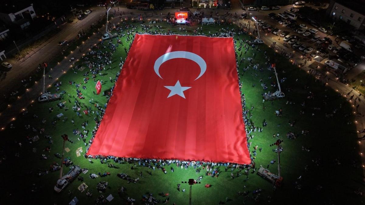 Kayseri'de 15 Temmuz etkinliklerinde dev Türk bayrağı açıldı haber görseli