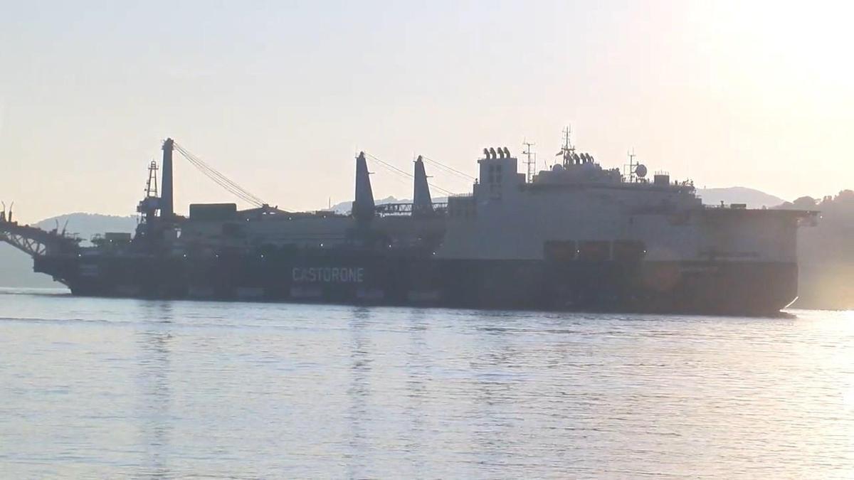 Boru döşeme gemisi ‘Castorone' İstanbul Boğazı'ndan geçiyor -1 haber görseli