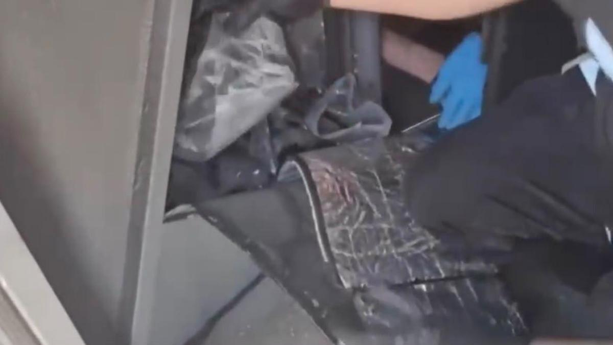 Tuzla'da yolcu otobüsündeki gizli bölmede 120 ruhsatsız silah ele geçirildi