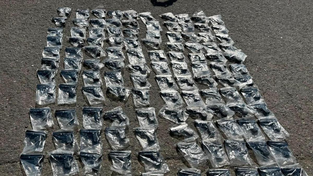İstanbul'da bir yolcu otobüsünün yakıt deposunda bulunan gizli bölmeden çıkarılan çok sayıda tabanca.
