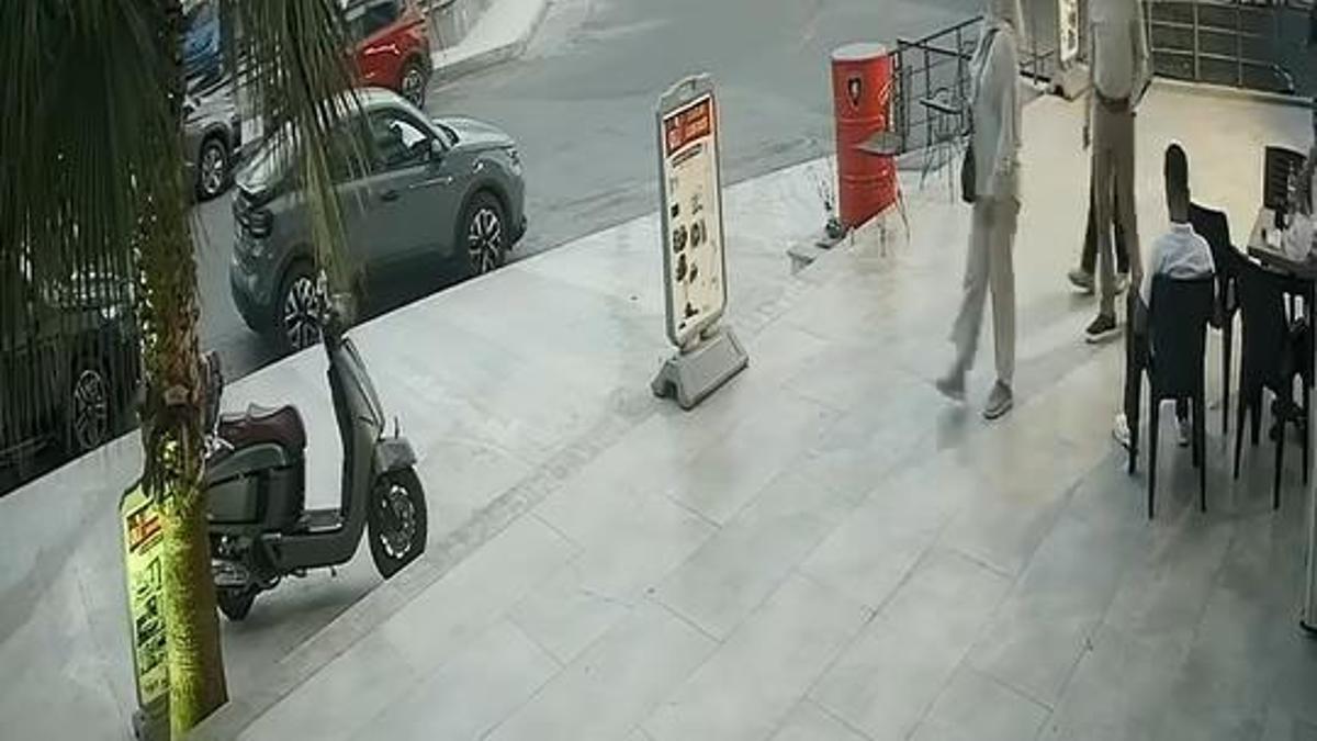 Beylikdüzü’nde sol şeritten sağa geçmek istedi; otomobille çarpıştı haber görseli