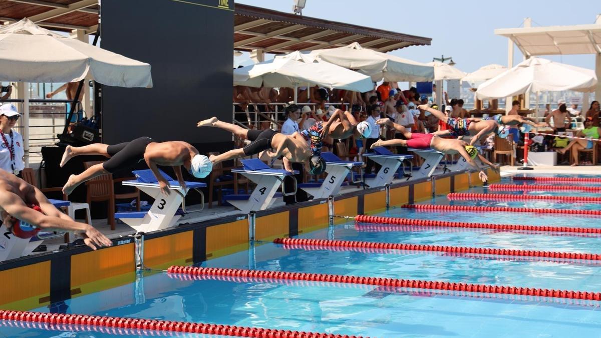 Kınalıada'da denizde yüzen sporcular