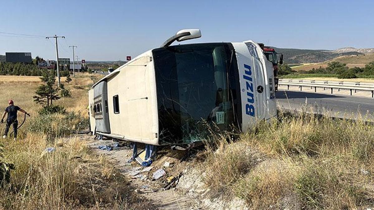 Eskişehir'de yolcu otobüsü devrildi: 20 yaralı haber görseli