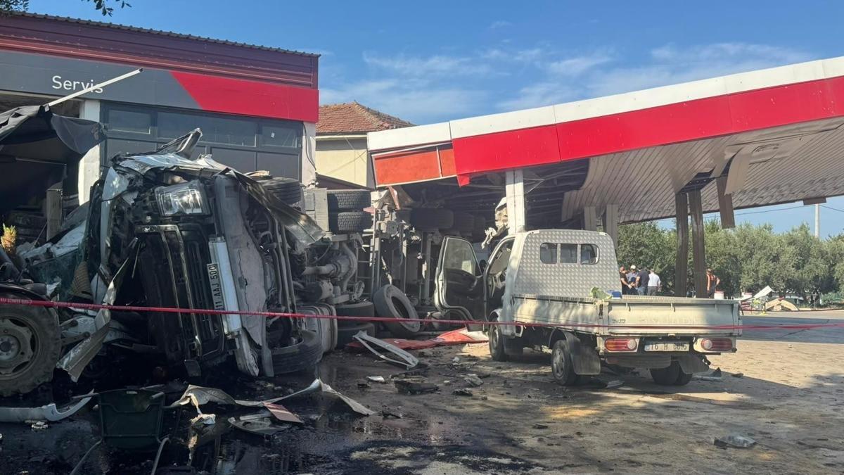 Bursa'da bir TIR akaryakıt istasyonuna daldı: Ölü ve yaralılar var... haber görseli