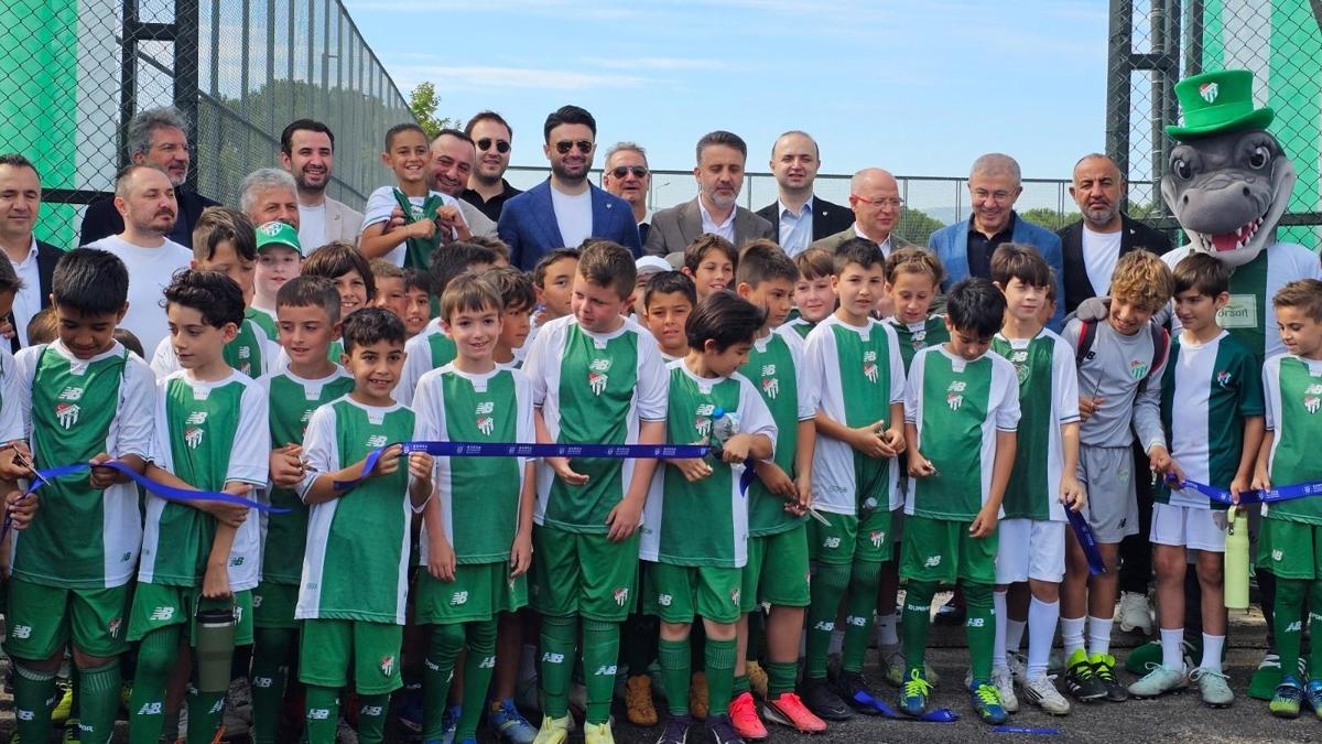 Bursaspor Özlüce Tesisleri’nin yeni sahaları törenle açıldı