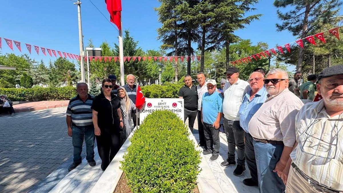 Huzurevi sakinlerinden şehit Ömer Halisdemir'in kabrine ziyaret