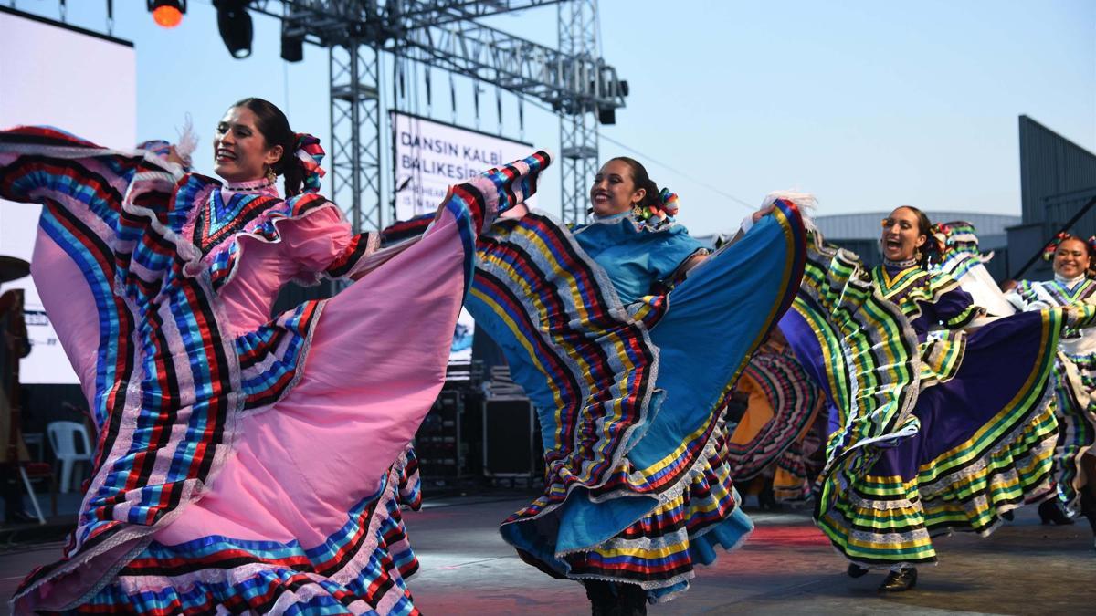 Dünya dansları Balıkesir sahnesinde