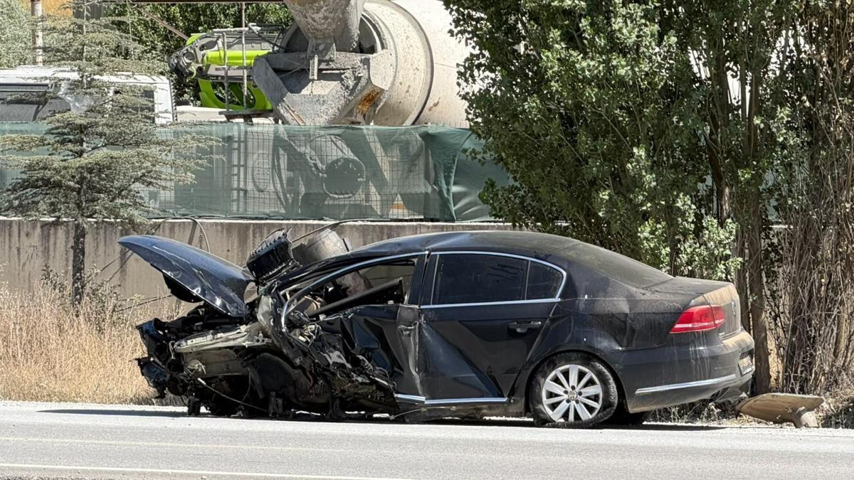 Ankara'da otomobil direğe çarptı: 3 yaralı