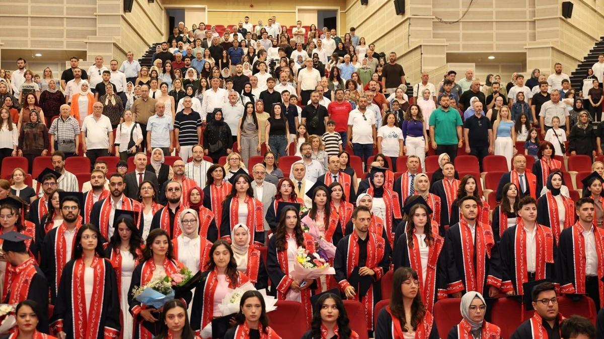 ERÜ Edebiyat Fakültesi’nde mezuniyet coşkusu