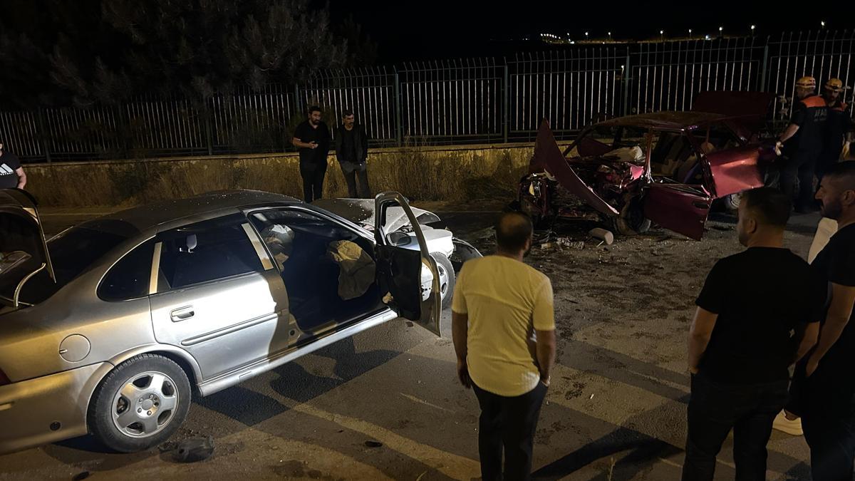 Sivas'ta iki otomobil çarpıştı: 6 yaralı haber görseli