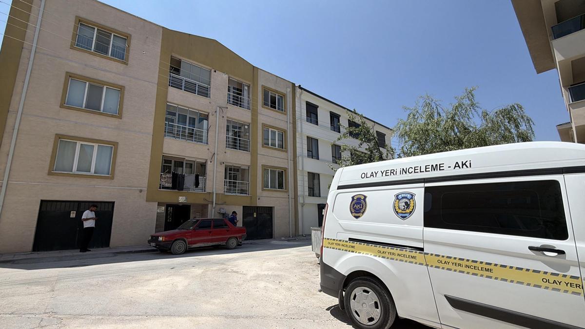 3’üncü kattan düşen 3 yaşındaki çocuk ağır yaralandı haber görseli