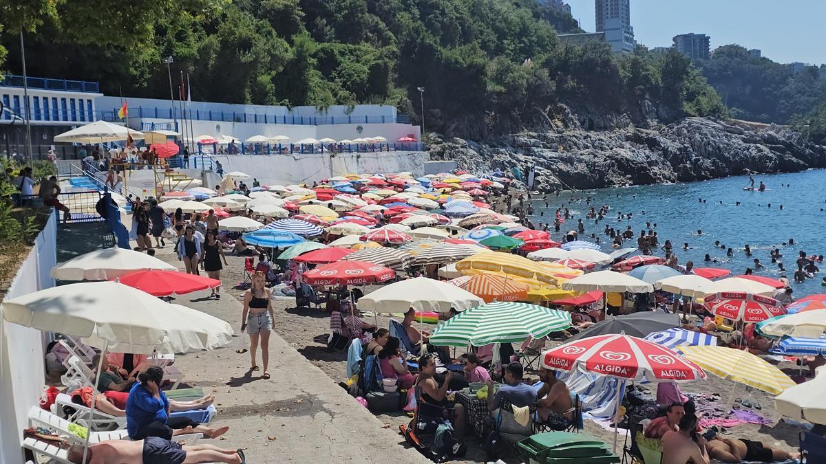 180 metrelik Kapuz Plajı hafta sonu dolup taştı haber görseli