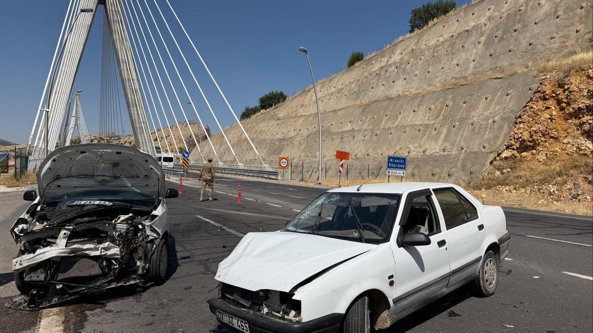 Şanlıurfa'da hafif ticari araç ile otomobilin çarpıştığı kazada 2 kişi yaralandı haber görseli