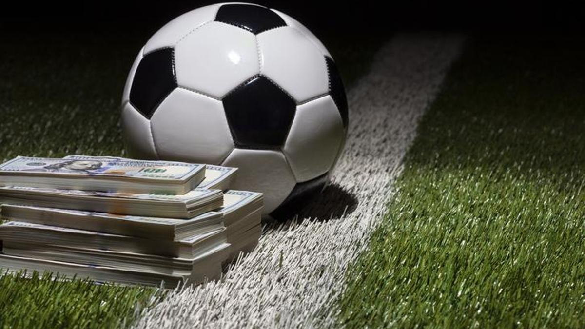 FIFA Dünya Kupası final maçı öncesinde yasa dışı bahis operasyonu kapsamında gözaltına alınan şüpheliler.
