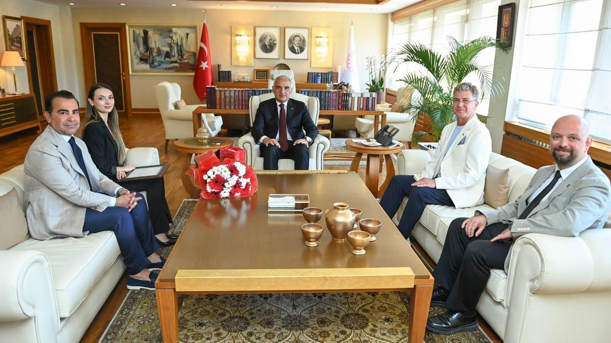 Bakan Ersoy, Bolşoy Tiyatrosu'nda tarihi başarıya imza atan Nilay Tahiroğlu'nu tebrik etti haber görseli