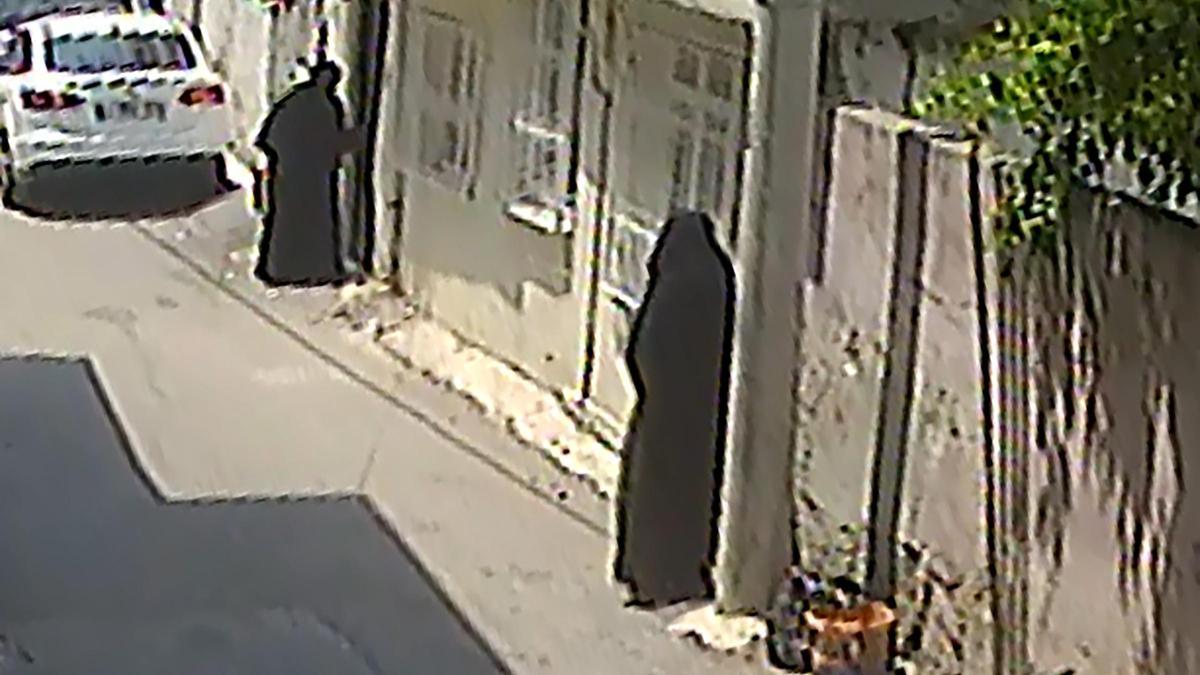 Çarşaf giyip, maymuncukla kapısını açtıkları evden altın ve para çaldılar haber görseli