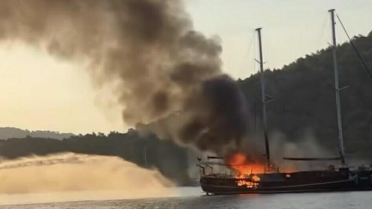 Göcek açıklarında tekne yandı, yolcular ve mürettebat tahliye edildi haber görseli