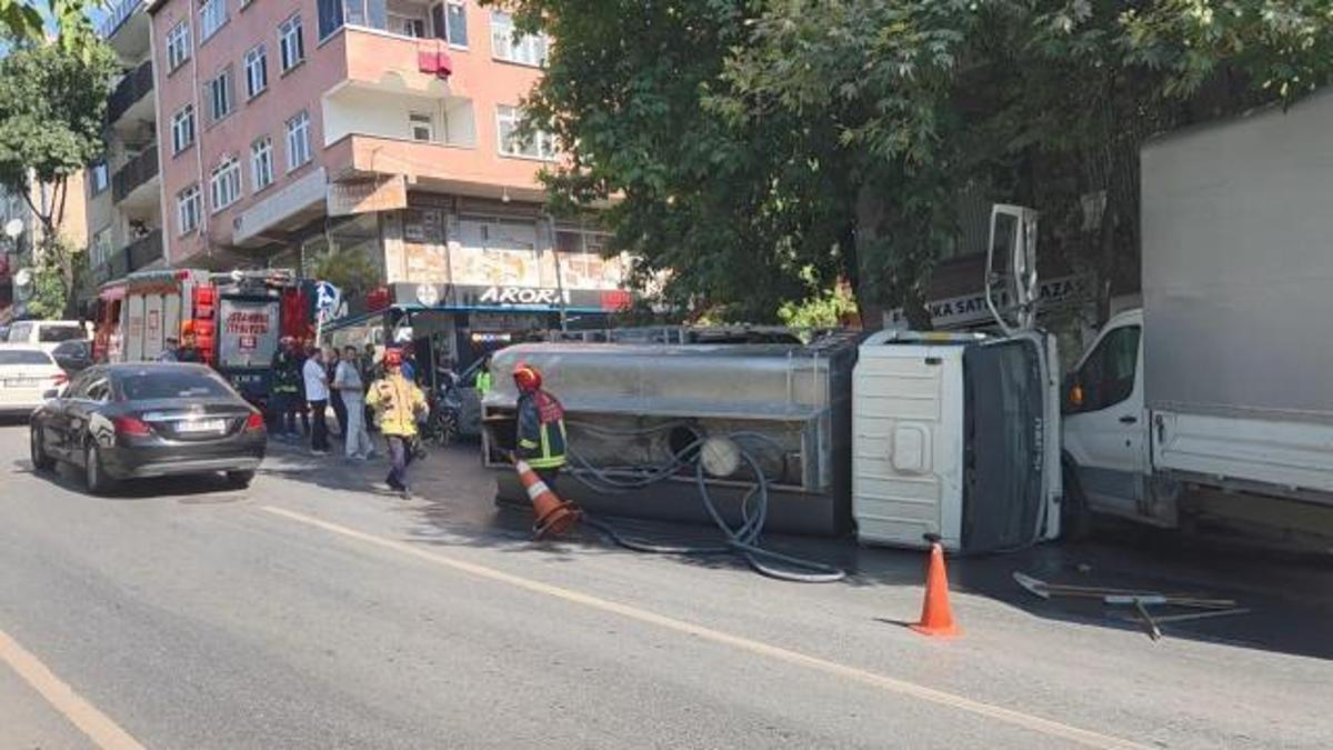 Bayrampaşa'da seyir halindeki su tankeri devrildi