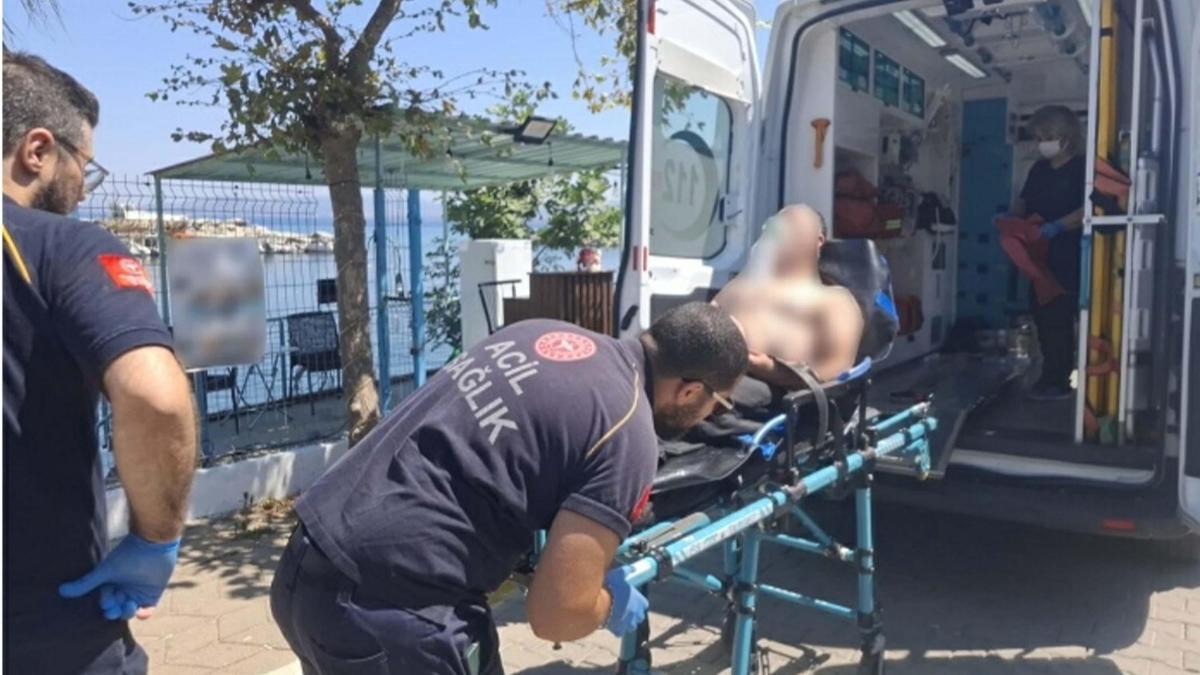 Kuşadası'nda tur teknesinde rahatsızlanan bir kişiye tıbbi tahliye haber görseli