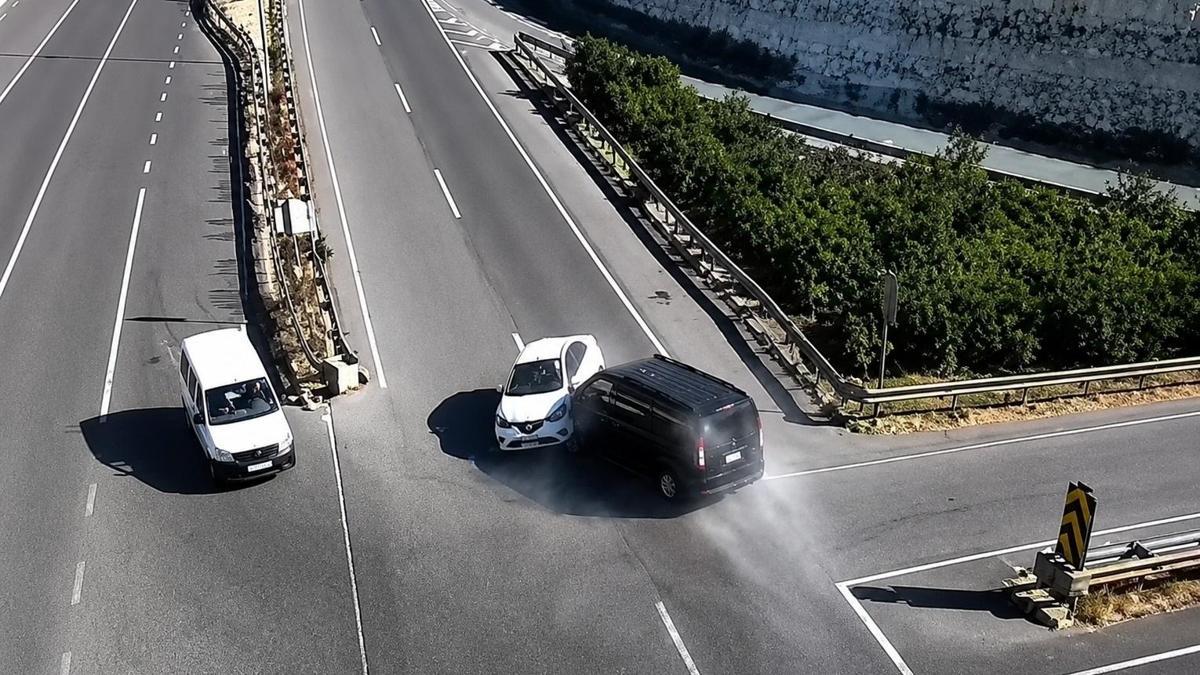 Şanlıurfa'da meydana gelen trafik kazasında araçların çarpışma anı güvenlik kamerasına yansıdı.