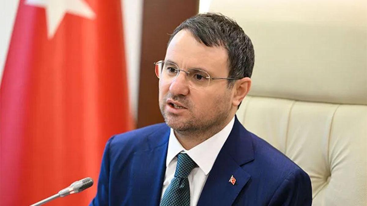 Adalet Bakanlığı binası önünde çekilmiş bir fotoğraf.