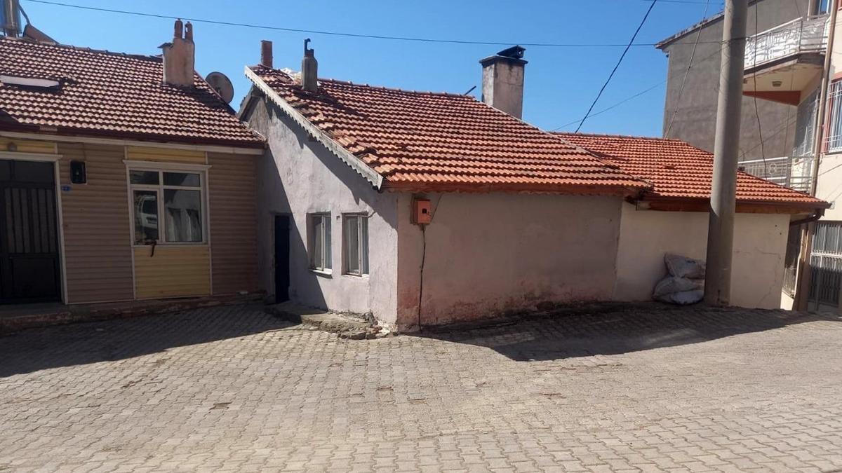 Isparta'da komşu kavgası sonucu bir kişinin hayatını kaybettiği ve bir kişinin ağır yaralandığı olay yerinden görüntüler.