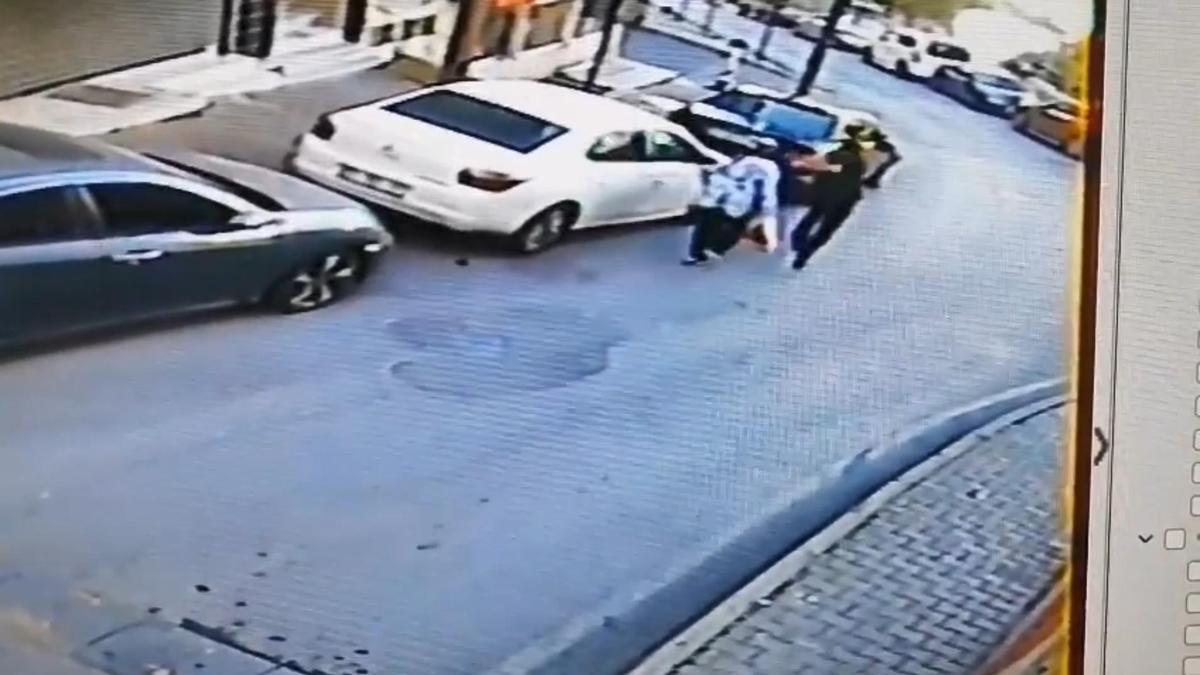 Sokak ortasında şoke eden saldırı: Arkasından yaklaştığı kadına yumruk attı