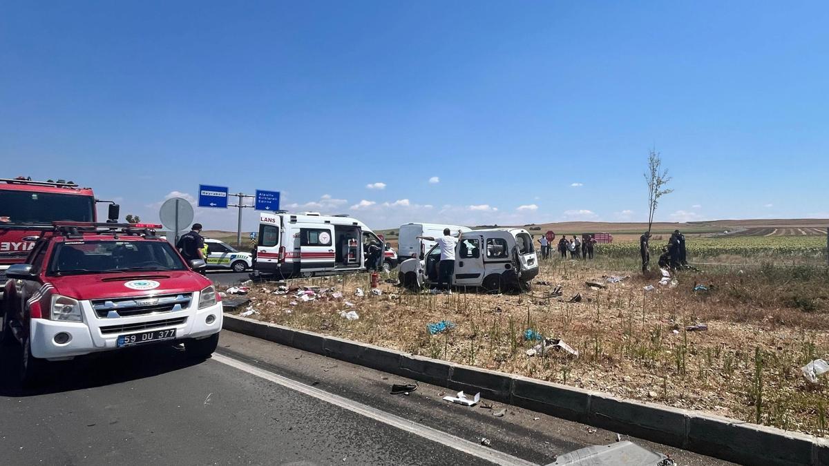 Tekirdağ'da kamyonla hafif ticari aracın çarpıştığı kazada 2 kişi öldü, 3 kişi yaralandı haber görseli