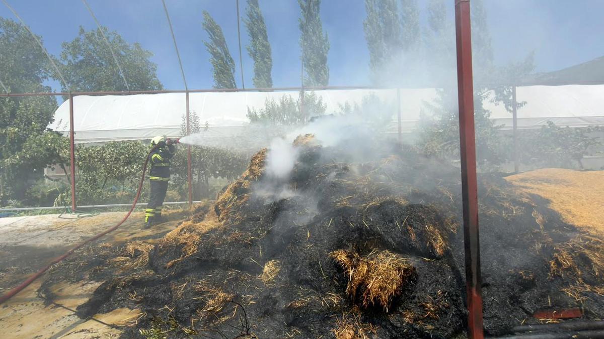 Saman balyaları ve istifli hububat yandı haber görseli