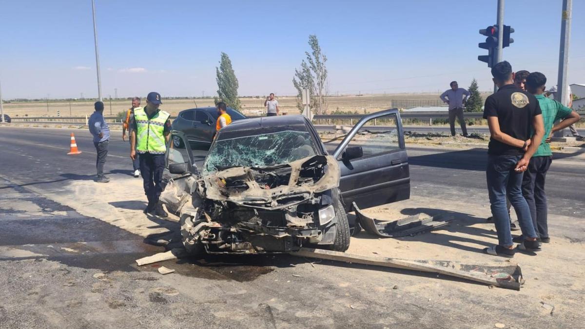 Otomobil, kırmızı ışıkta bekleyen kamyonete çarptı: 3 yaralı haber görseli