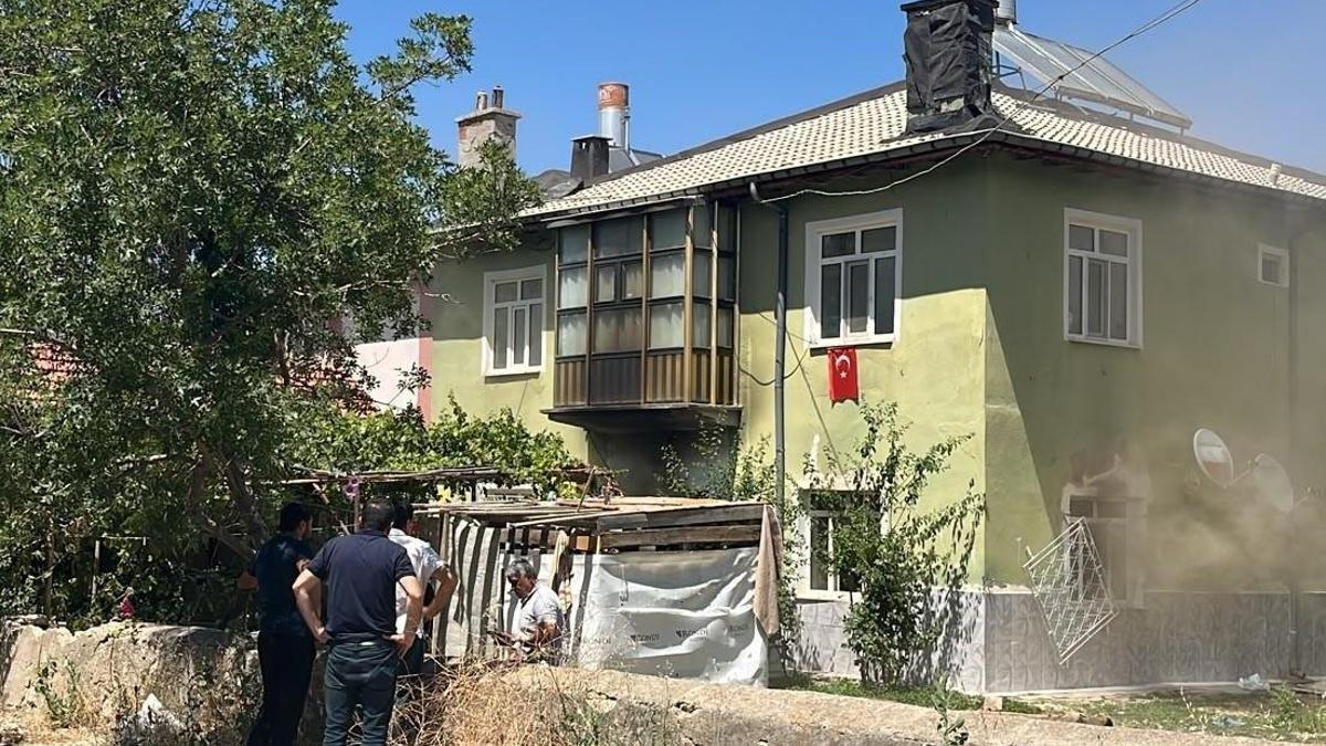 2 katlı evde yangın çıktı; içerideki 6 çocuğu itfaiyeciler kurtardı haber görseli