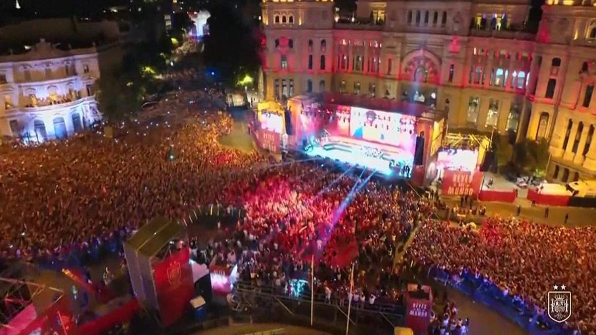 İspanya, şampiyonluğu Madrid'de 2 milyon kişiyle kutladı haber görseli