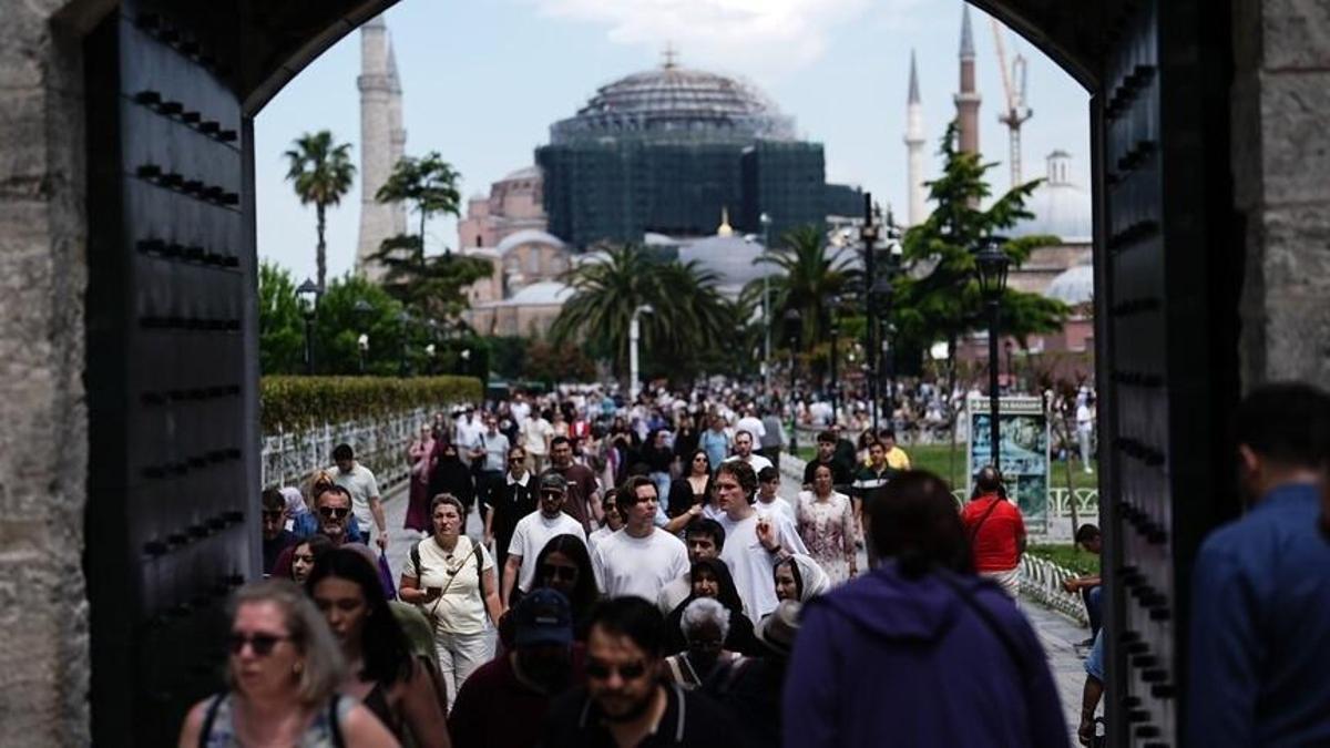 Yerli turistlerin seyahat harcaması 102,3 milyar lirayı aştı! İlk sırada yakın ziyaretleri yer aldı
