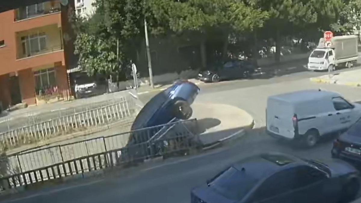 Pendik'te otomobil dereye uçtu: Kaza anı kamerada haber görseli