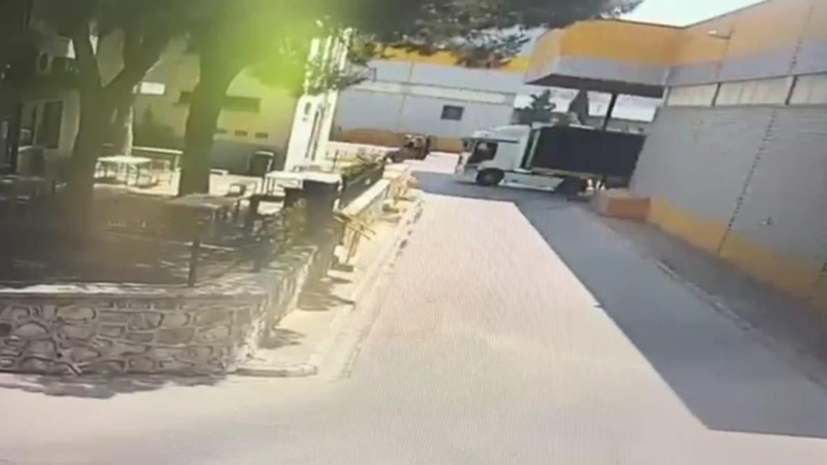 TIR ile çarpışan forkliftin sürücüsü Gül, hayatını kaybetti; kaza kamerada haber görseli