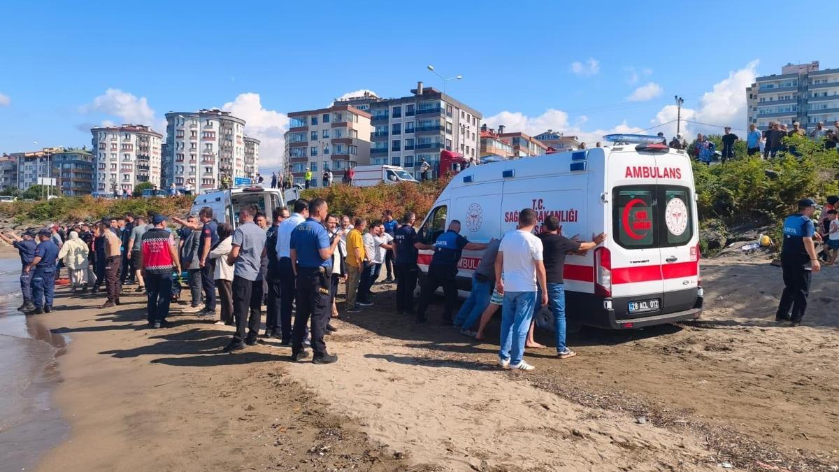 Denizde boğulma tehlikesi geçirenleri kurtarmak isteyen 2 kişi hayatını kaybetti haber görseli