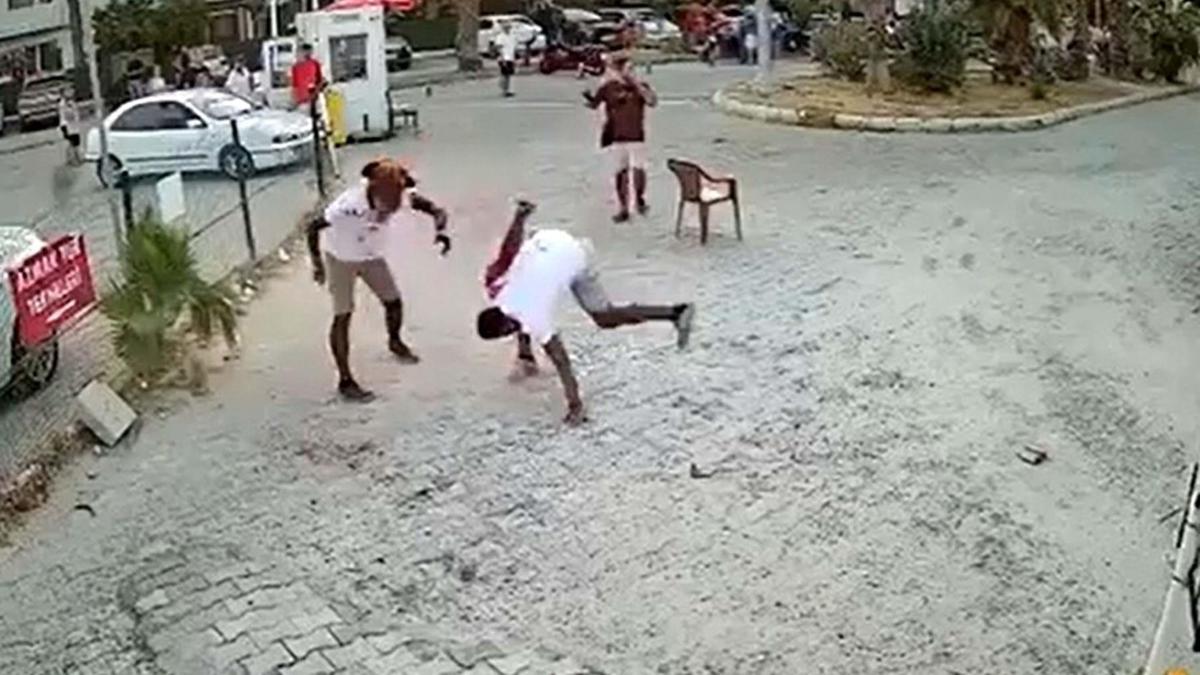 Sokak ortasında kanlı kavga! Bıçaklar havada uçuştu