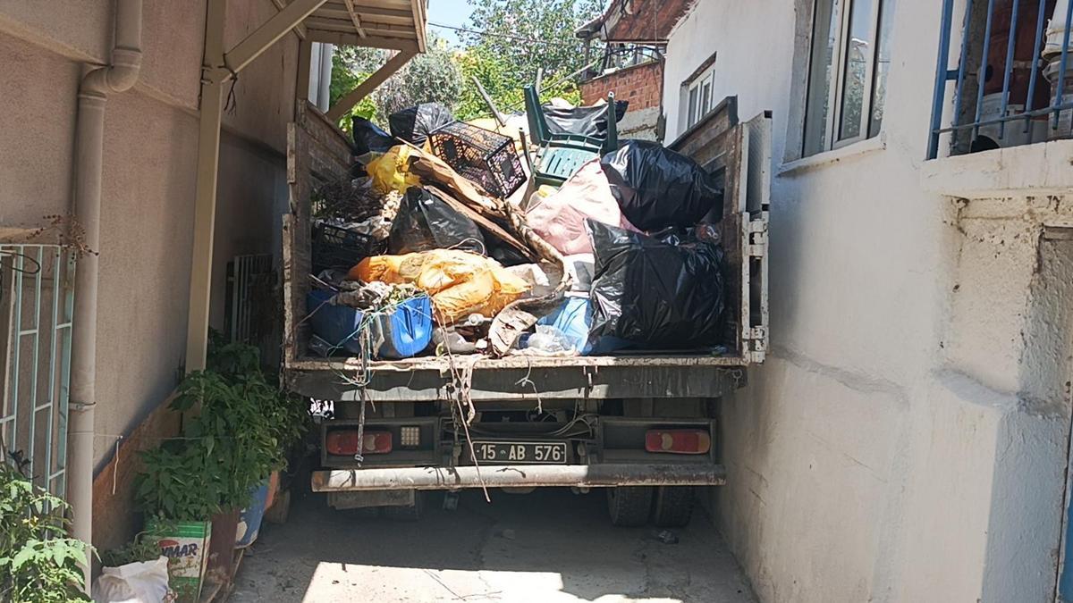 Evden 3 kamyon çöp boşaltıldı haber görseli
