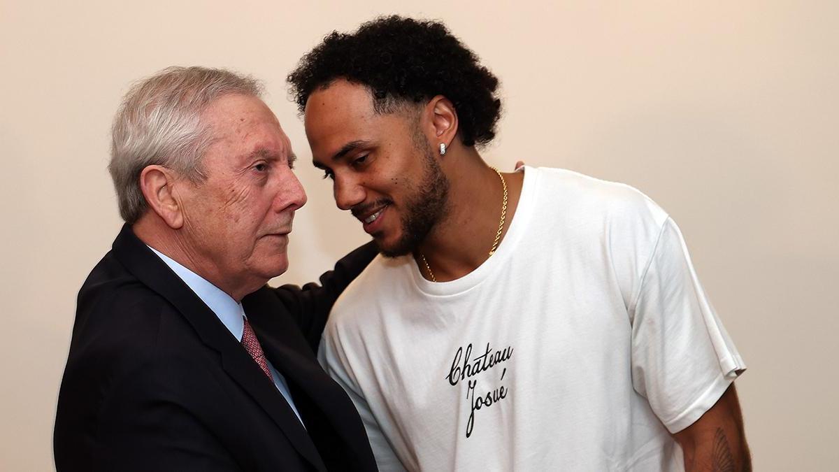 Fenerbahçe'nin yeni yıldızı Shane Larkin, Aziz Yıldırım'la görüştü haber görseli