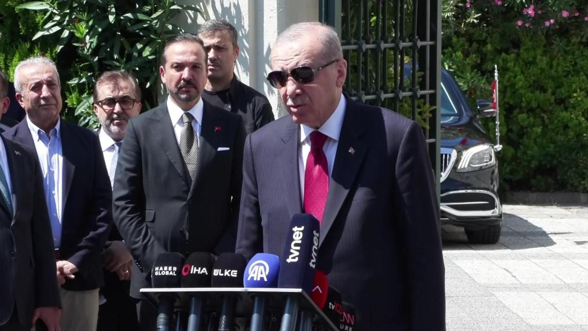 Cumhurbaşkanı Recep Tayyip Erdoğan, cuma namazı sonrası gazetecilere açıklamalarda bulunuyor.