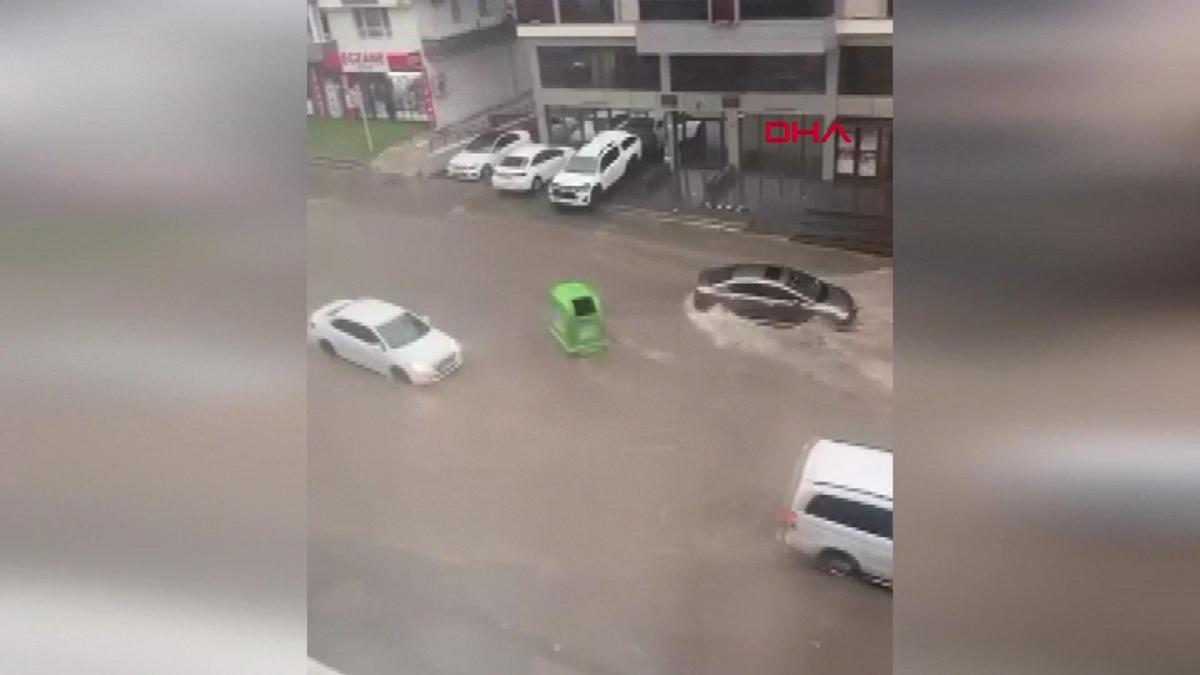 Ankara'da sel alarmı! Sağanak hayatı felç etti