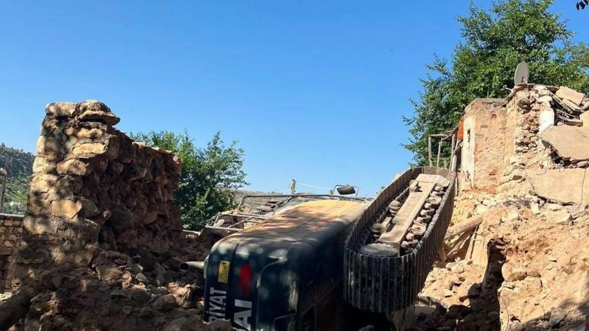 Gercüş’te, metruk evin yıkımı sırasında iş makinesi devrildi haber görseli