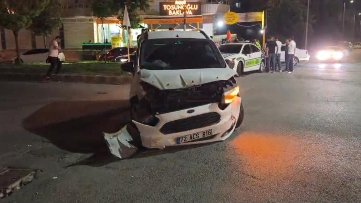 Batman'da taksi ile hafif ticari araç çarpıştı: 2 yaralı haber görseli
