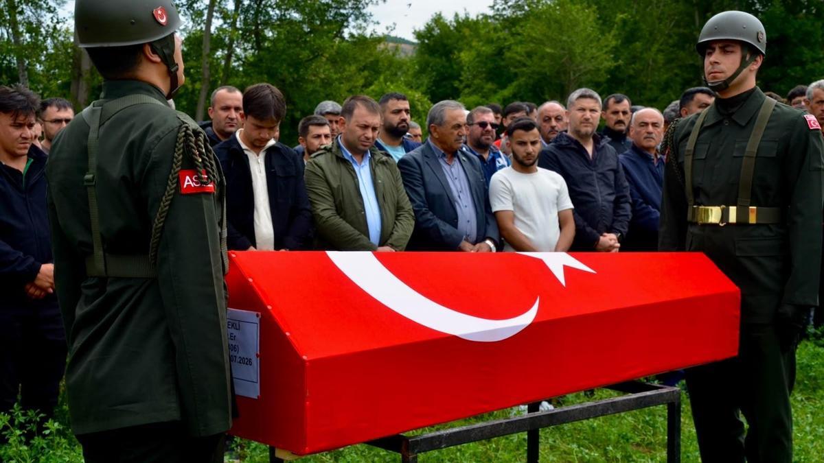 Trafik kazasında ölen askeri personel son yolculuğuna uğurlandı haber görseli